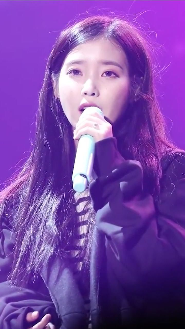 iu李知恩唱着唱着快哭了,这是发生了什么?