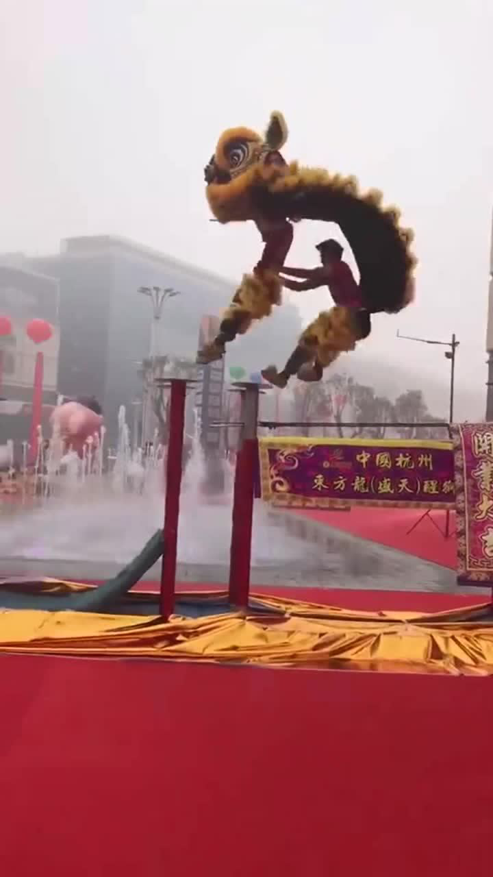 舞狮表演狮子飞跃2.8米，最美的10秒，帅气甩尾翻下高柱！_高清1080P在线观看平台_腾讯视频