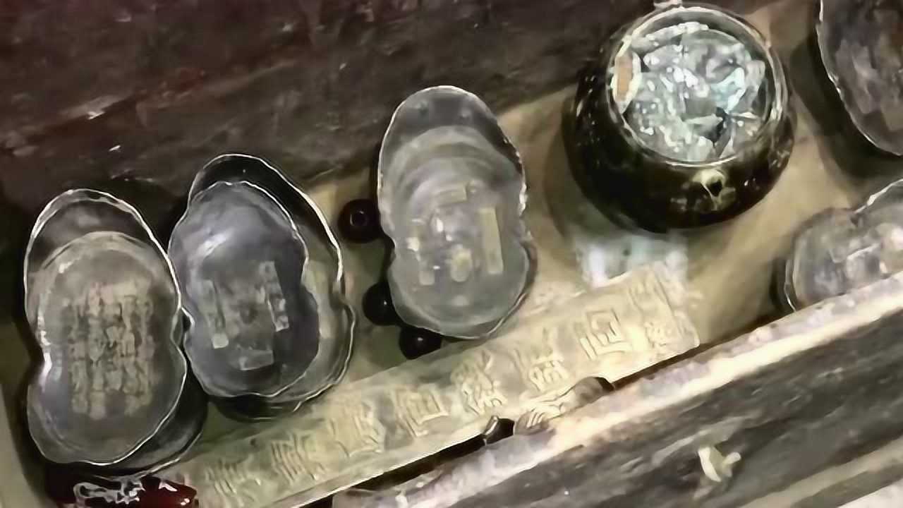 老箱子装老钱这些银子放在现在可值钱了有这么一半一辈子的吃喝不愁