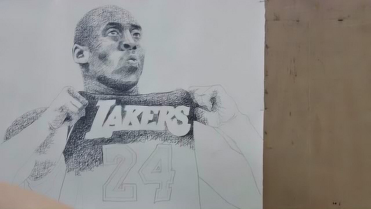 本来只想写科比的名字,写着写着,就忍不住画出了他的样子