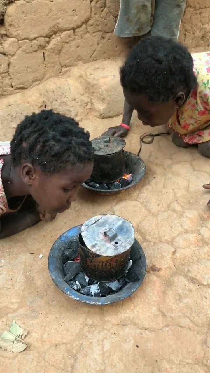 非洲这么小的小孩都会自己做饭穷人家的孩子早当家啊