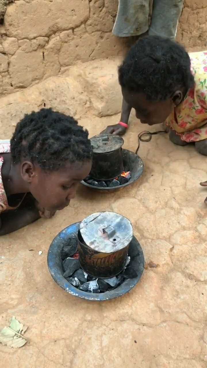 非洲這麼小的小孩都會自己做飯窮人家的孩子早當家啊