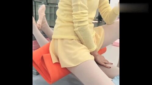 芭蕾舞虽美但是背后的练习却很痛苦小美女压膝盖差点要哭了