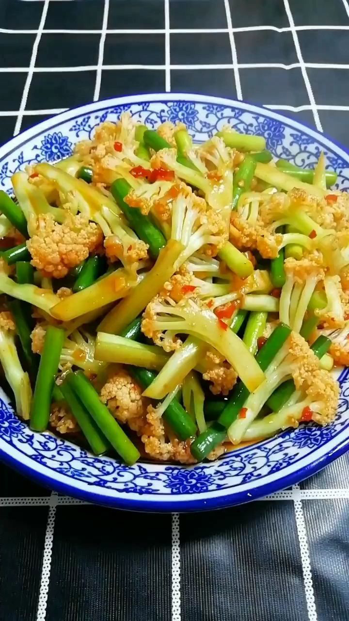 日常美食教学分享,菜花炒蒜薹制作完成_腾讯视频