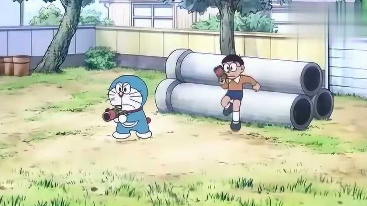 哆啦a梦空地上出现鲨鱼吓坏大雄了赶紧拿起枪