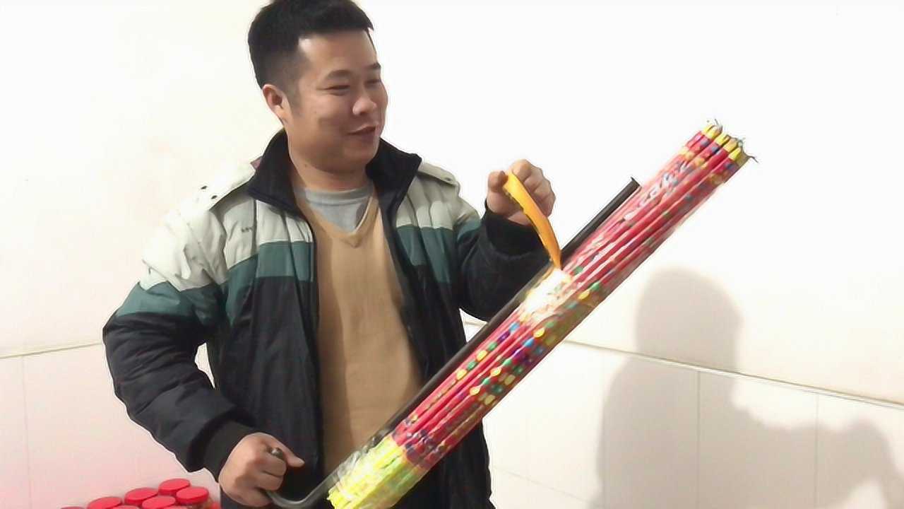 1个伞把,50根彩珠筒,做成烟花加特林,4000发子弹,玩的真过瘾