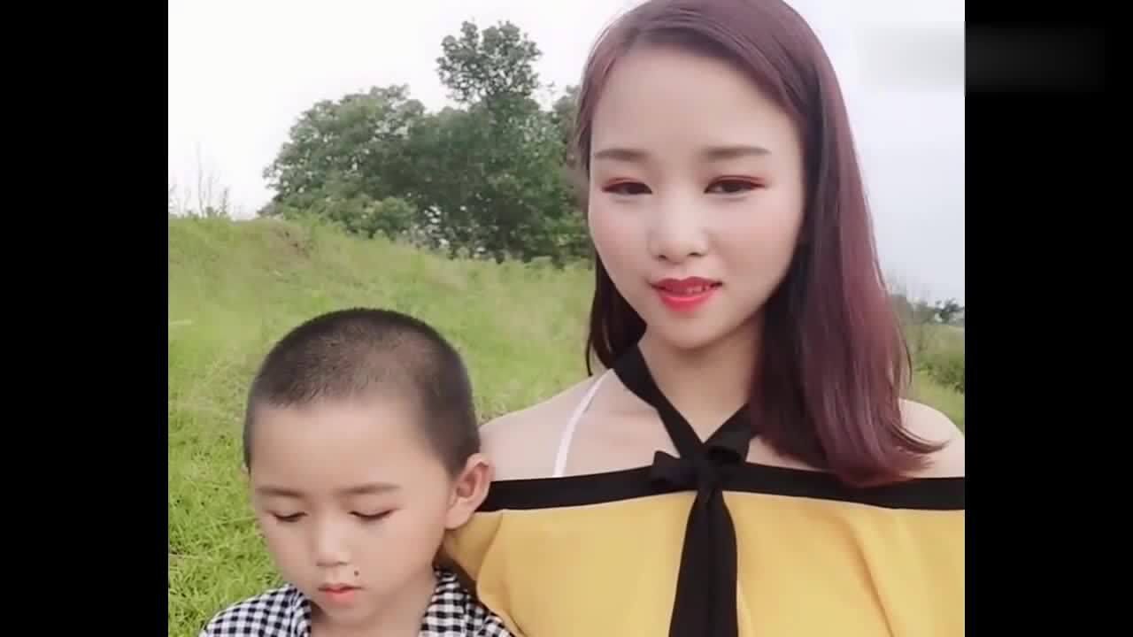 来自越南的姐弟，22岁大美女长得很温柔，她竟然让弟弟做这件事！_高清