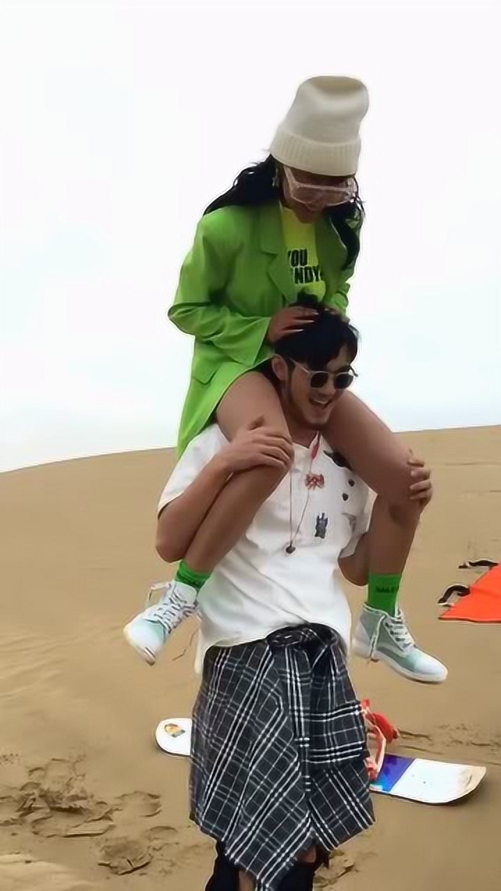 模特力气太大,扛起小姑娘就走,摄影师懵了!