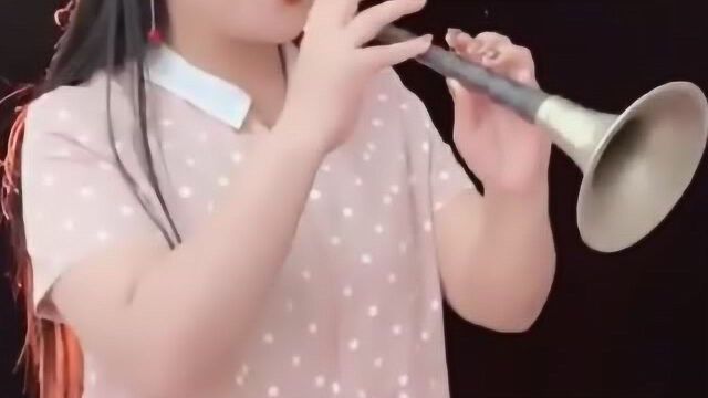 女歌手用唢呐演奏《谁不说俺家乡好》,60年代《红曰》插曲!