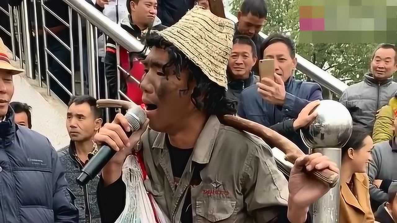乞丐街头演唱打工十二月,句句催泪,听哭了多少农民工