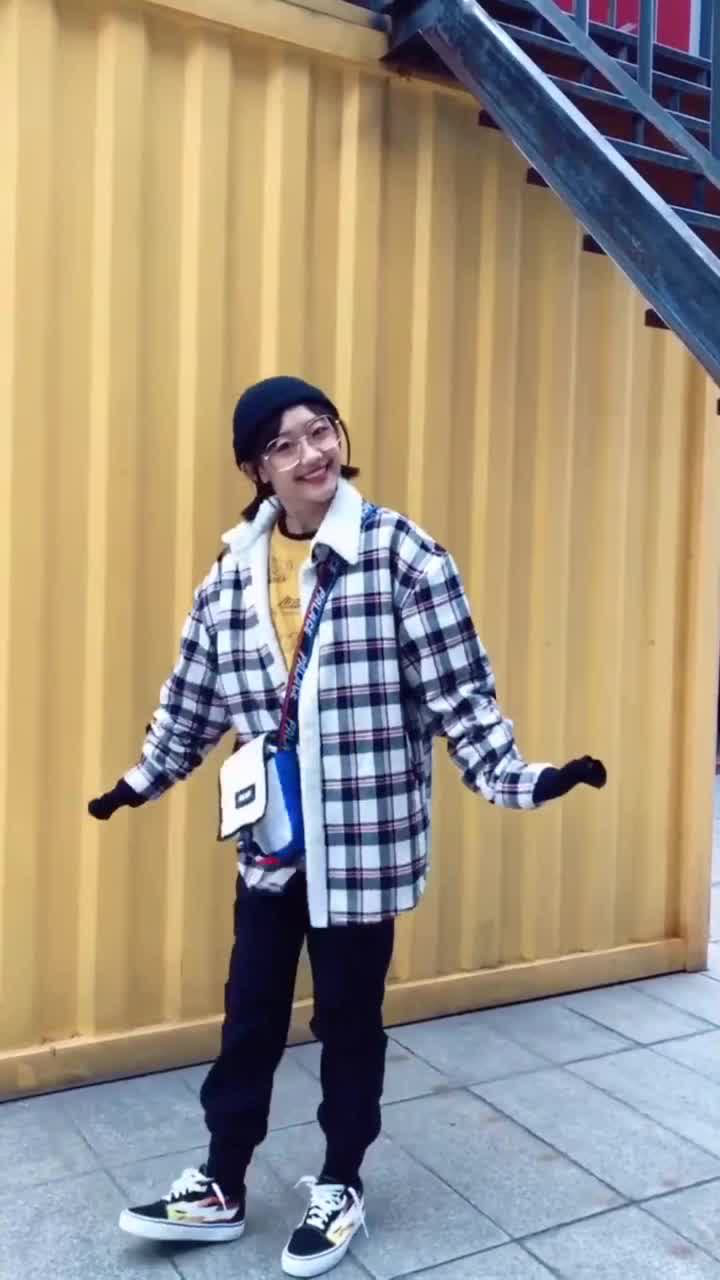 代古拉k跳个舞一会严肃一会可爱的