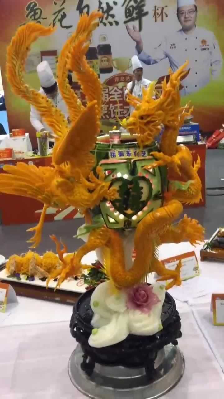 厨师用南瓜雕刻的龙凤,让人长见识了!