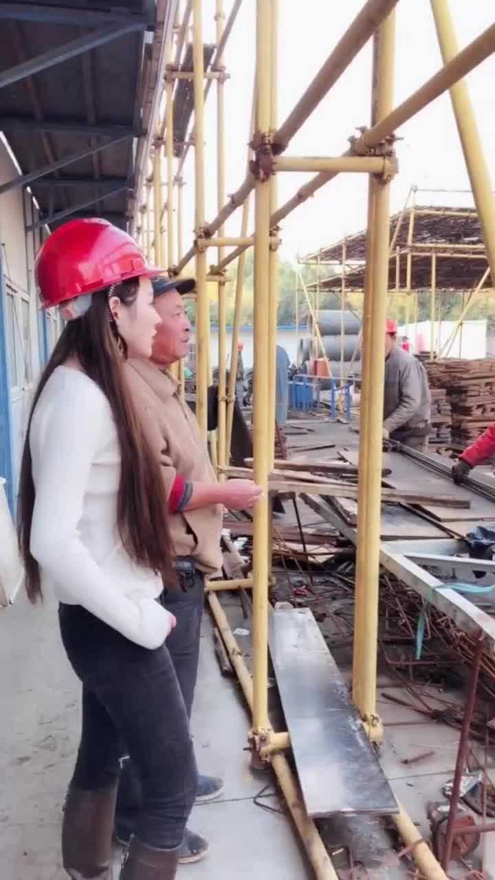 美女视察工地旁边大爷的眼神亮了