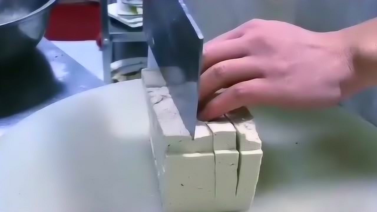 豆腐菱形切刀法演示,操作很简单哦,不信的话你也可以试一试!