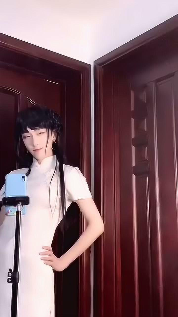 女装旗袍大佬当你女装时朋友突然上家场面一度很尴尬