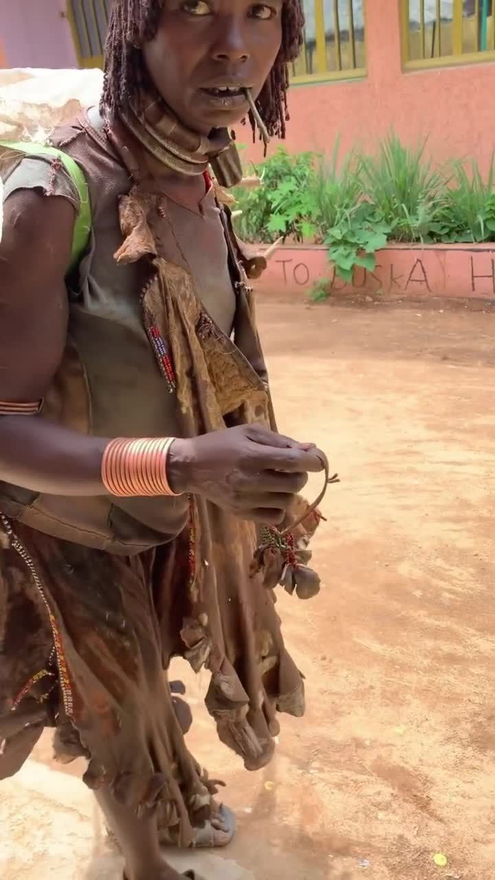 非洲的原始部落女人都会做生意了,把手工作品拿出来卖