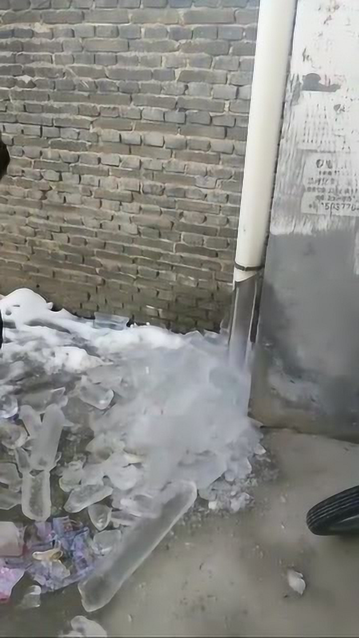 婆婆家的水管冻了一锤子敲下去果然和想象的不一样
