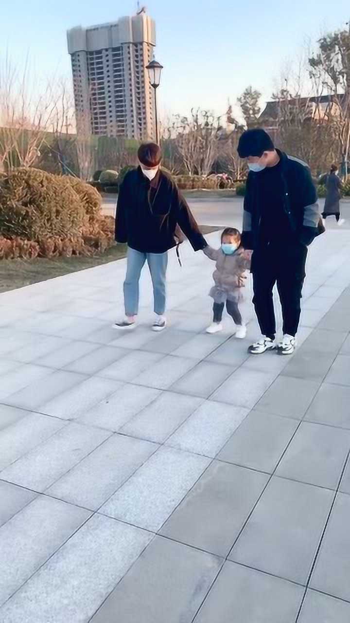大哥和二哥一边一个牵着妹妹的手,到没人的地方透透气