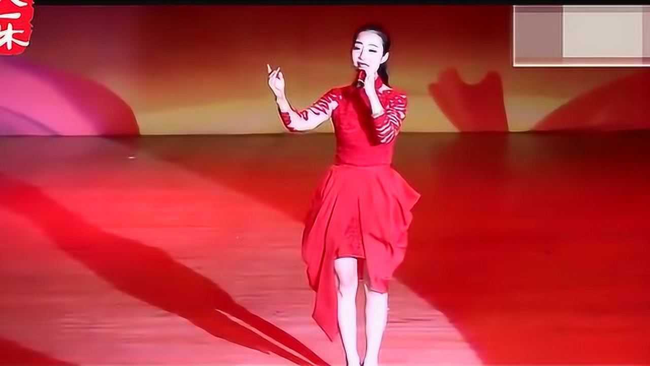 王二妮的妹妹王小妮,在美國演唱《三十里鋪》一開聲嚇到觀眾了