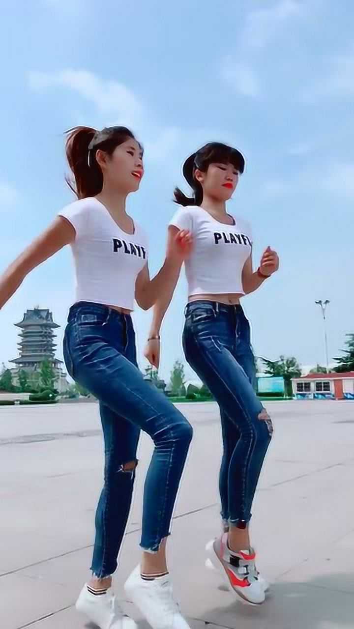 广场舞视频来袭两位漂亮美女在跳舞大长腿吸睛