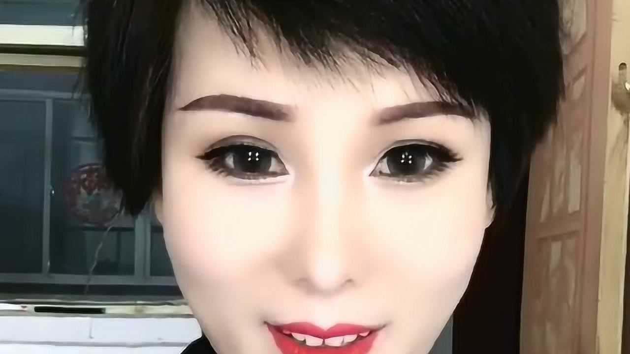 56岁老太太秒变性感小美女,卸妆后吓坏了大爷,哪个是真的你?