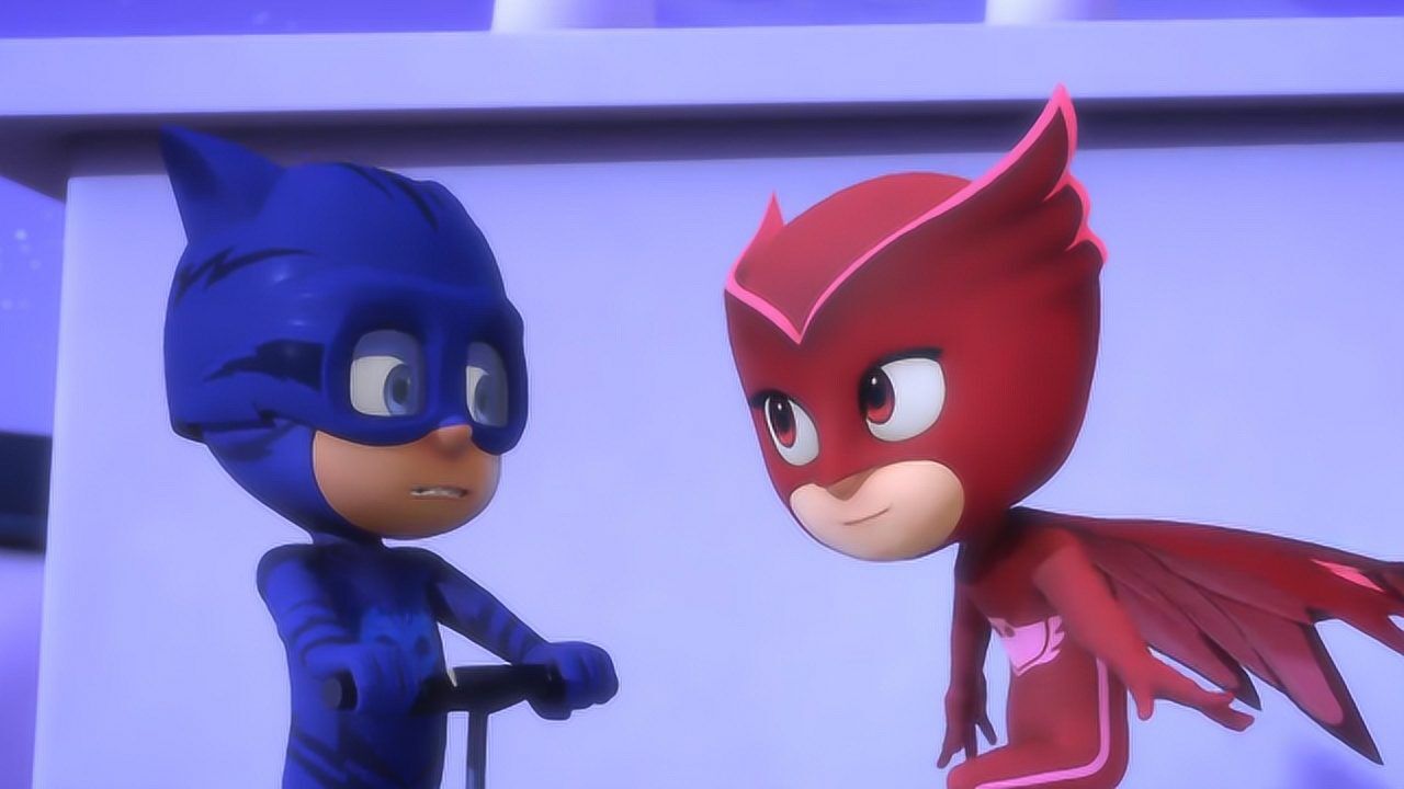 夜幕忍者来到睡衣小英雄基地准备搞破坏被猫头鹰女发现了玩具故事