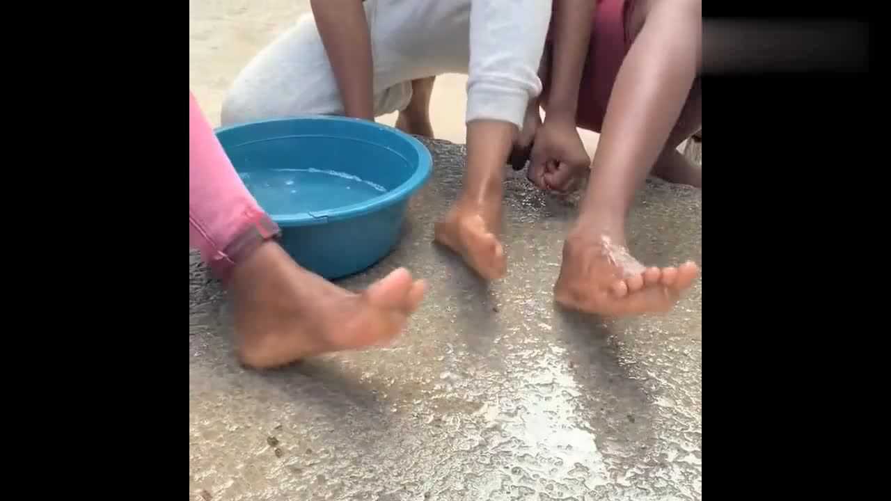 非洲美女洗脚,难怪只有脚底白,看完直接秒懂!