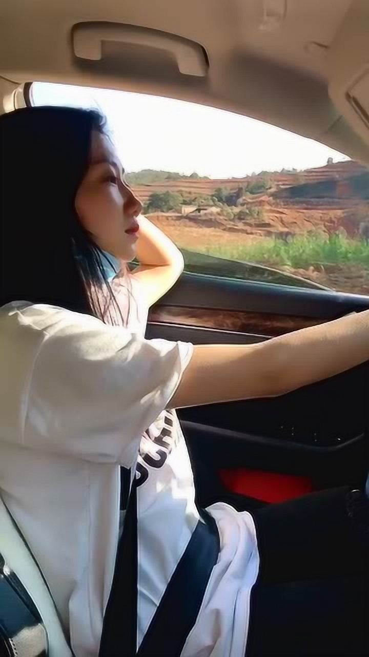 听说你们喜欢单手开车的小姐姐