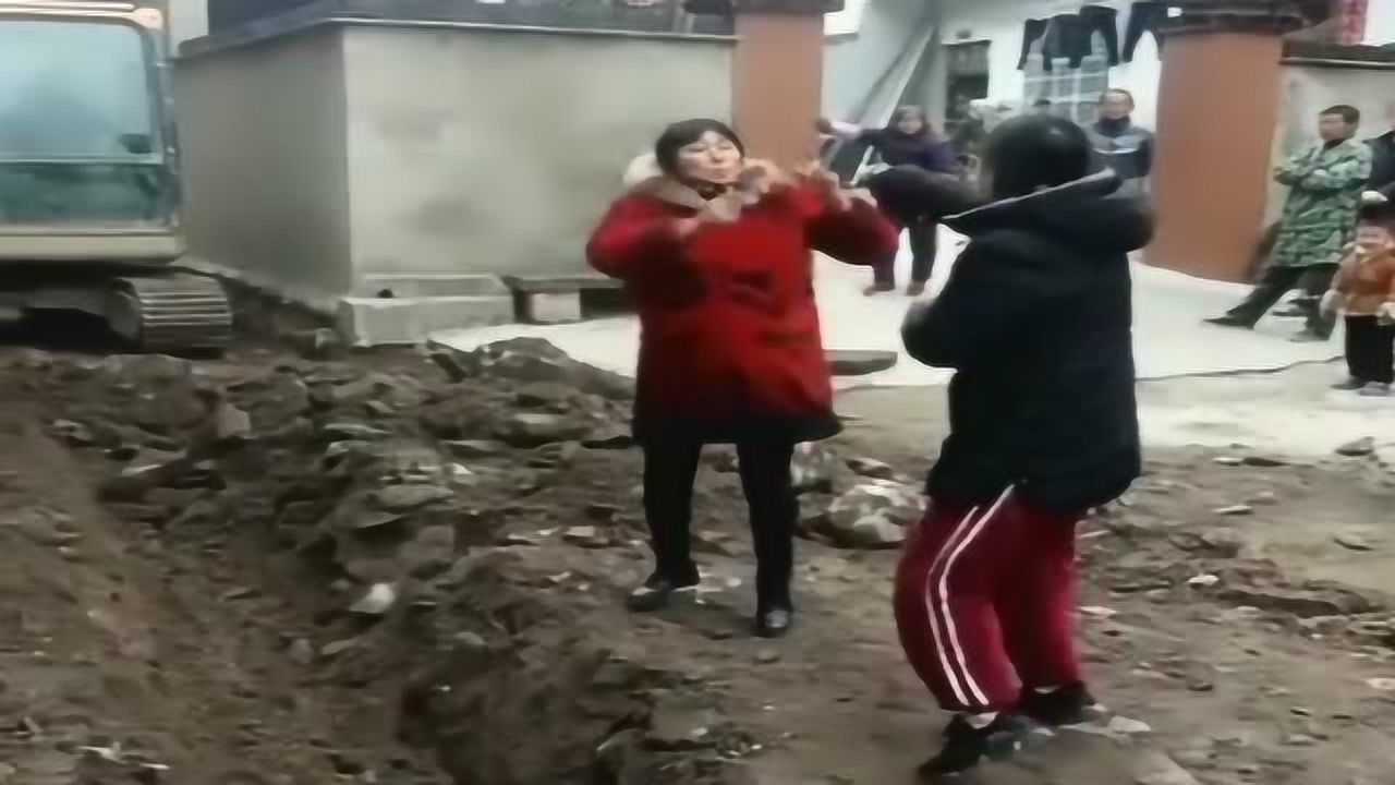 农村里最常见的事情为了一点事情就吵架也不怕伤和气