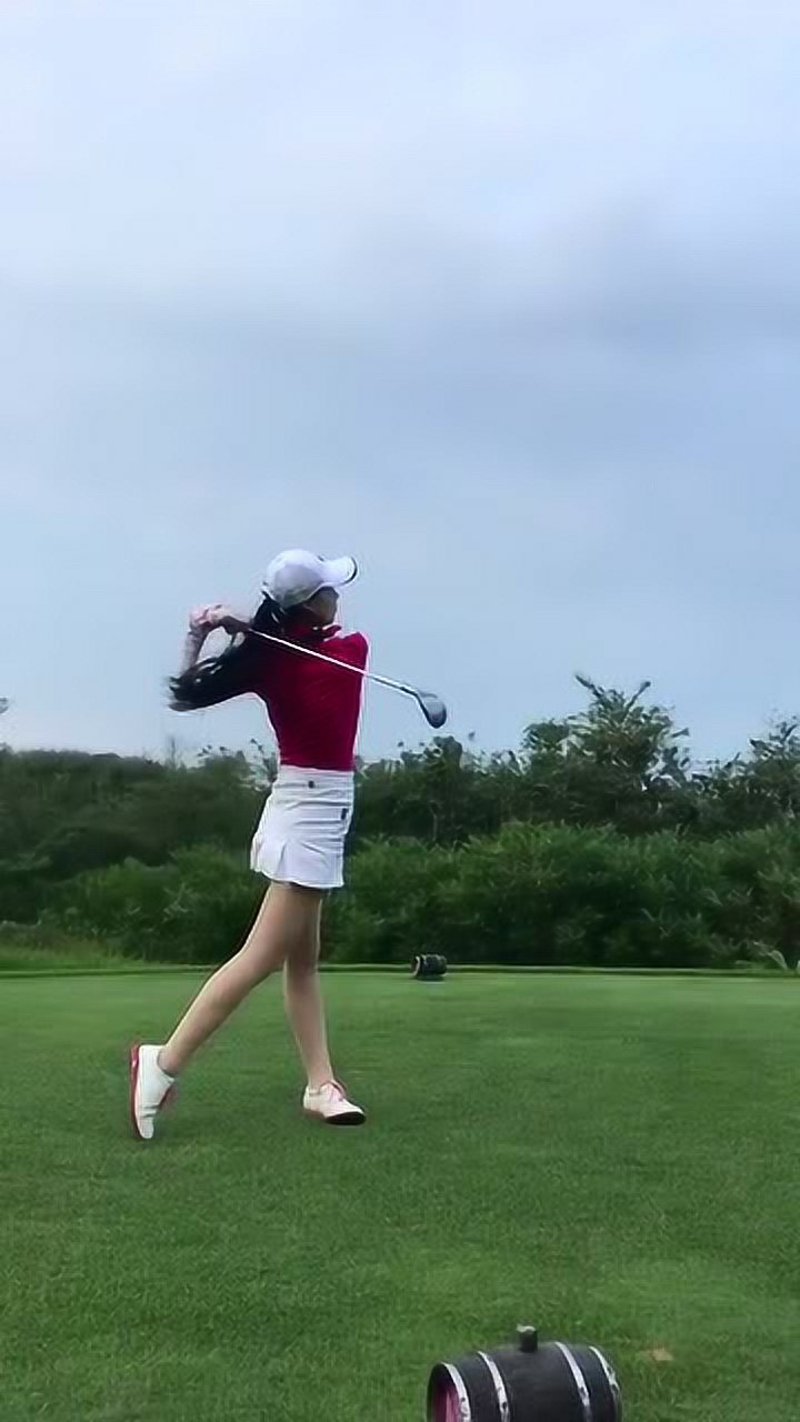 美女挥杆的那瞬间我心动了