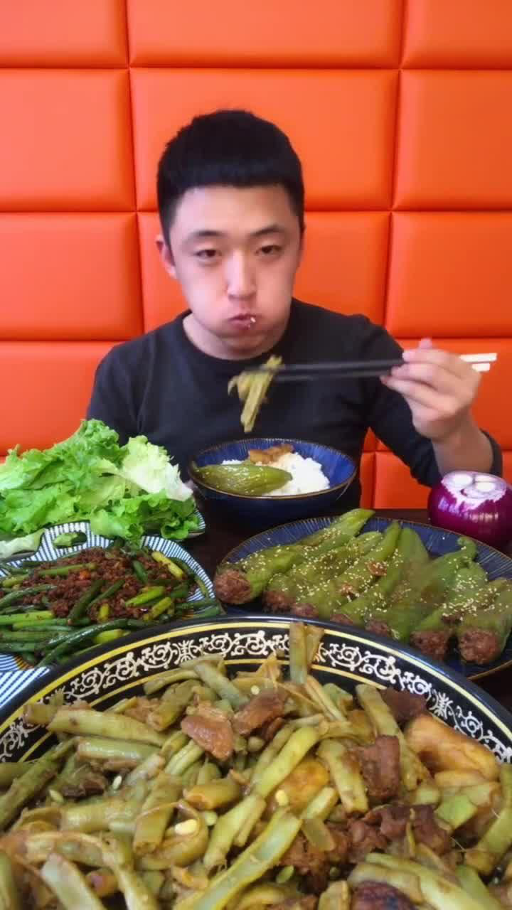 火锅店帅哥吃饭照片图片