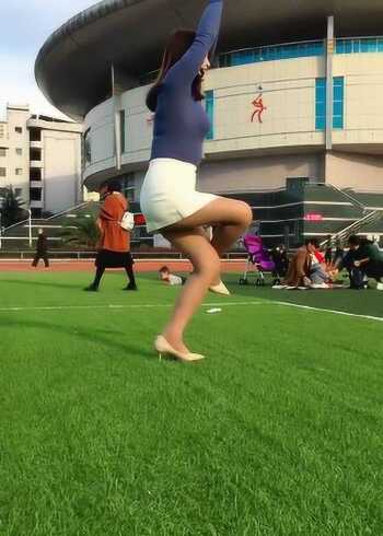 美女穿着超短裙还下蹲看得我眼睛都移不开了