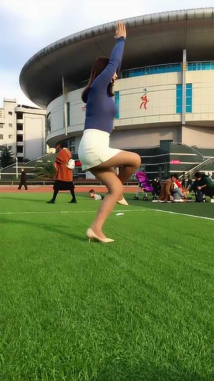 美女穿着超短裙还下蹲看得我眼睛都移不开了