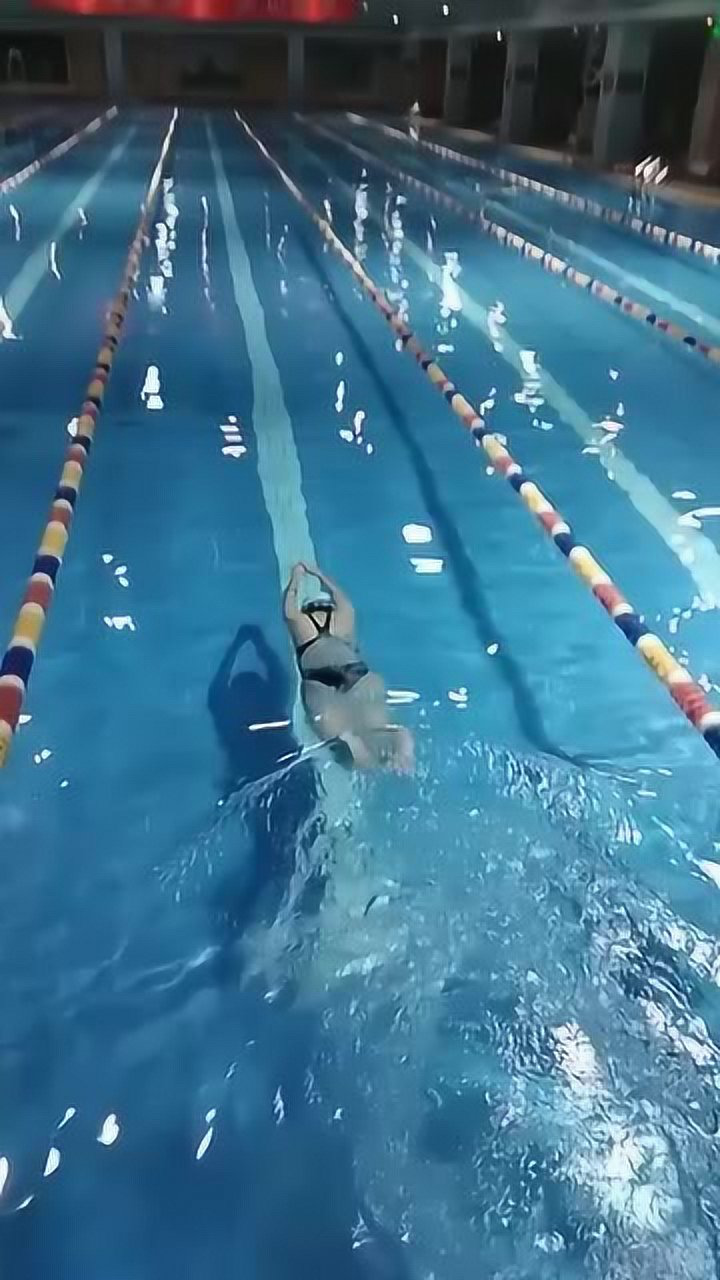 这是我游泳培训班的美女教练潜泳的技术太牛了一气呵成很流畅