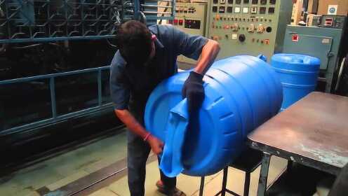 重达9公斤的塑料桶制造过程，还真是吹出来的