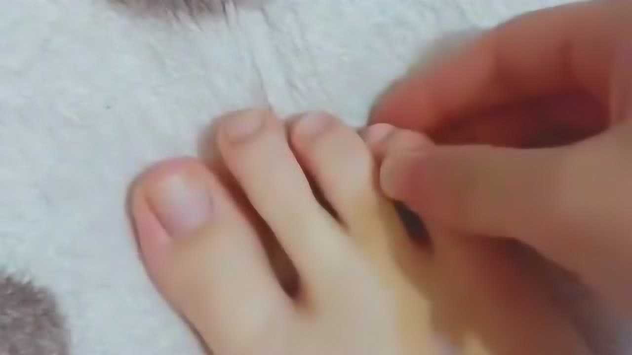 小姐姐的脚竟如此好看，没想到她居然只有四个脚趾，这真是太少见了！_高清
