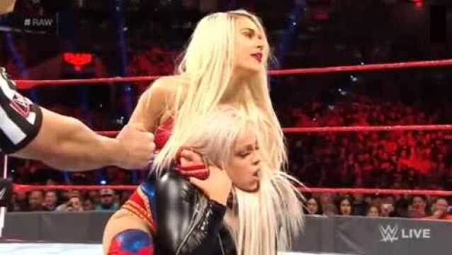 WWE妖艳皇后专攻美女下半身,招招命中要害,白姐倒地痛苦不堪