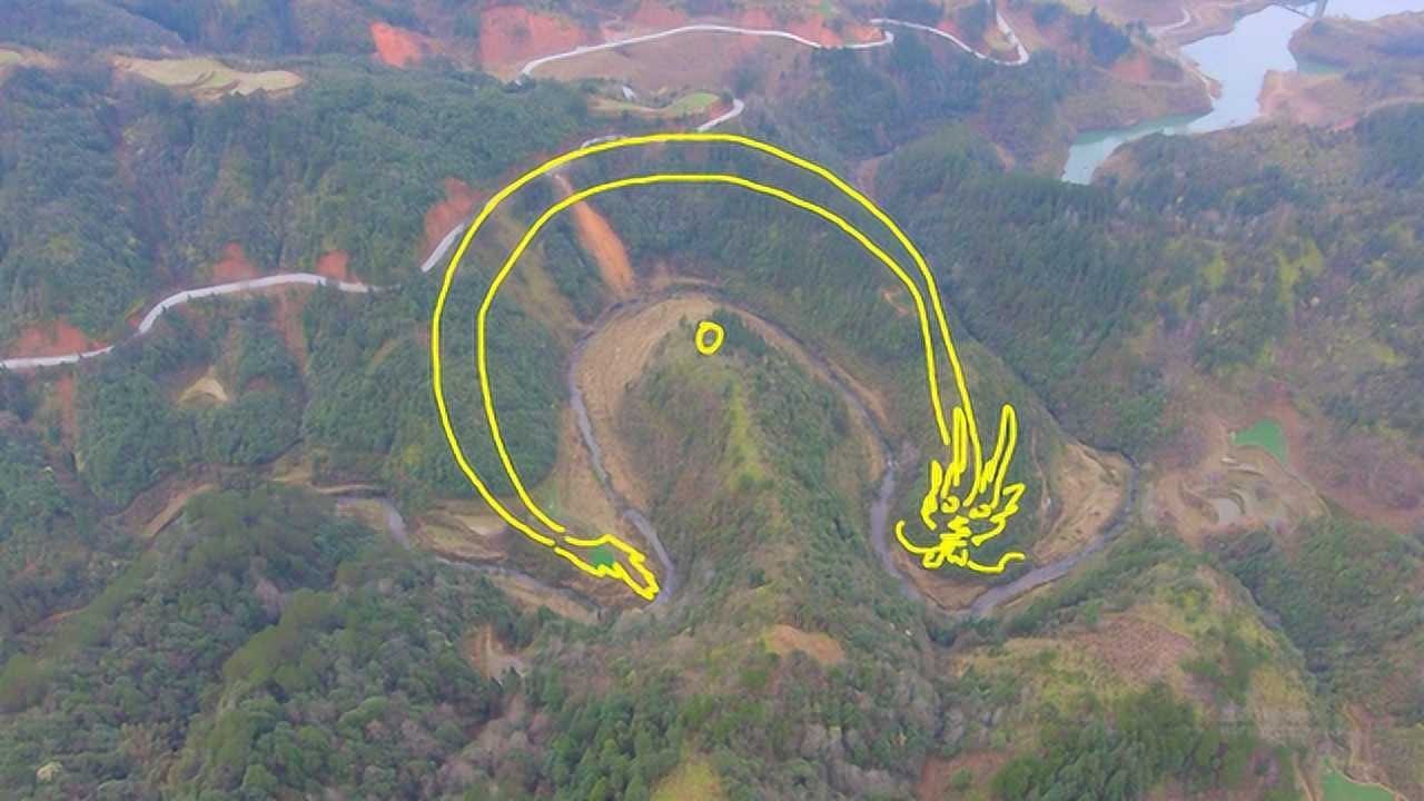 巨龙环抱水口,山体厚实,大富大贵的风水宝地