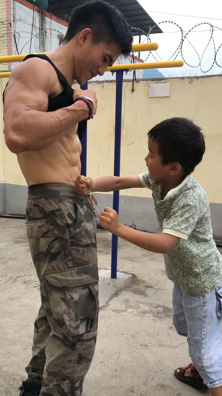 小学生挑战肌肉男_腾讯视频