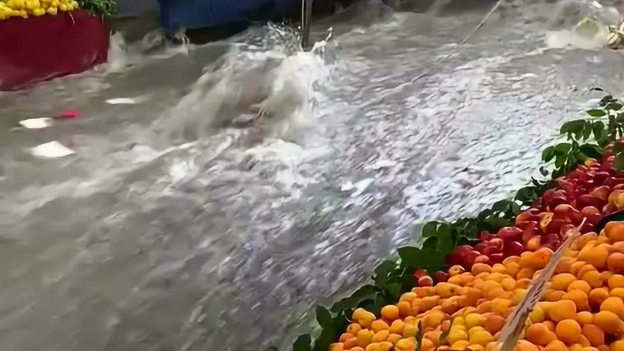 果摊遭水流冲击果贩紧急抢救难不成是想浪迹天涯