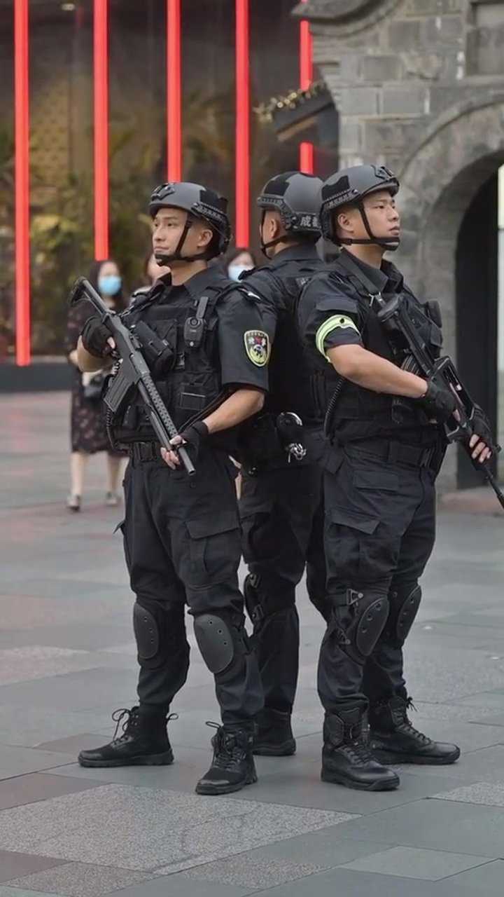 太古里街头,威武霸气的成都特警!