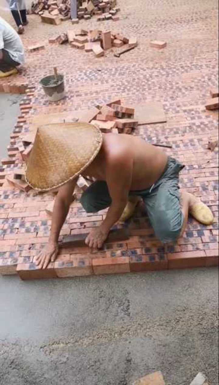 下雨天也得搬砖