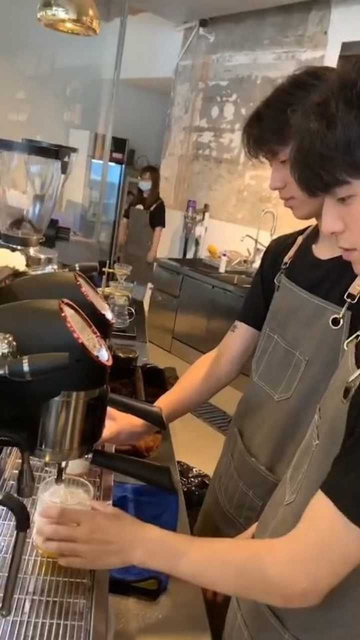 奶茶店的小哥哥
