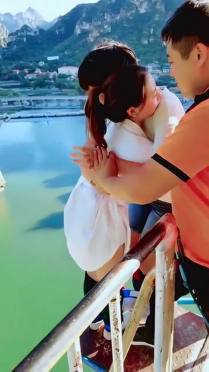 这小伙子,摸美女哪呢这是