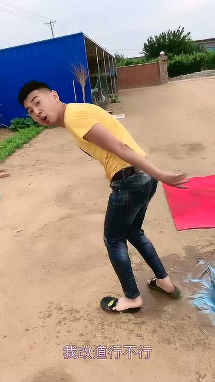 哲哥终于掉里面了还以为自己拉裤兜子里了真是太恶心了