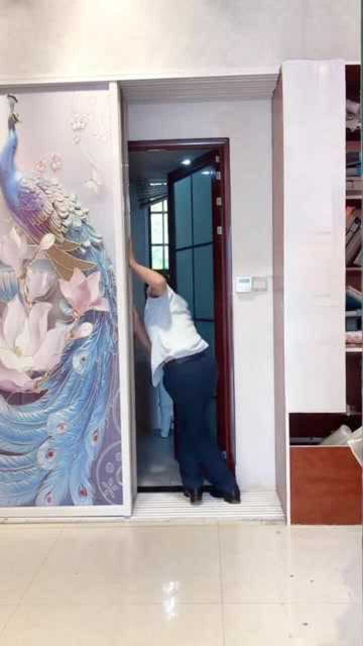 拉肚子快憋不住了，去上厕所没想到这门多道门，结果拉裤子里！_高清