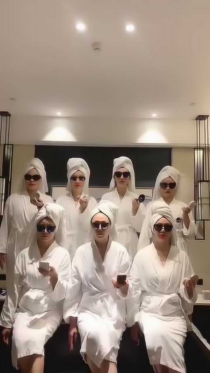 富婆们的聚会穿着浴袍戴墨镜一看就是背后男人有大钱