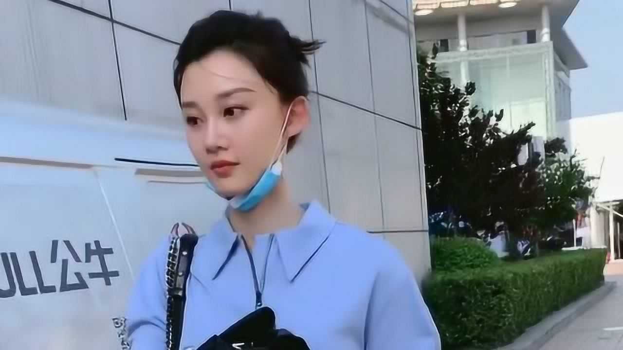 街头偶遇最美车模张芮尔,长相十分的清纯,不愧是我心目中的女神!