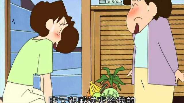 蜡笔小新:妈妈挂上大婶的画,大婶送来好多美食, 妈妈好为难