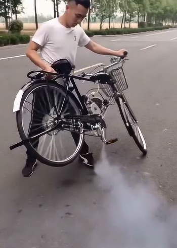 二八大杠自行车,安装完柴油机,成了暴力摩托!